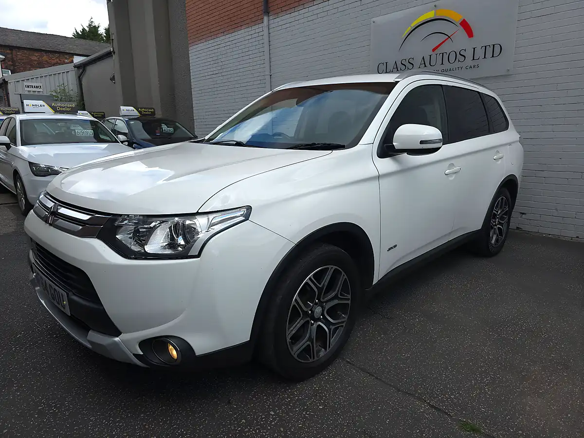 Used 2014 Mitsubishi Outlander Gx3 White - Interior and Exterior details 4