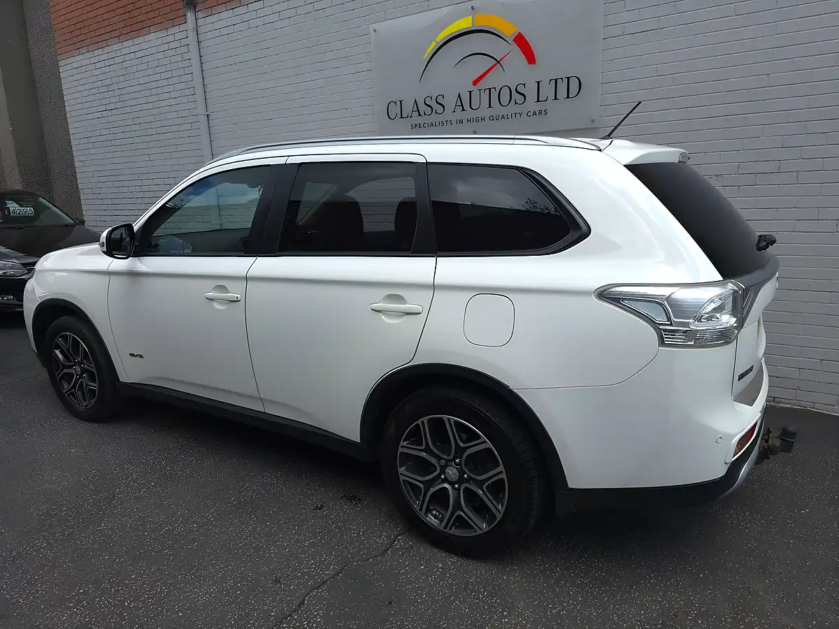 Used 2014 Mitsubishi Outlander Gx3 White - Interior and Exterior details 5