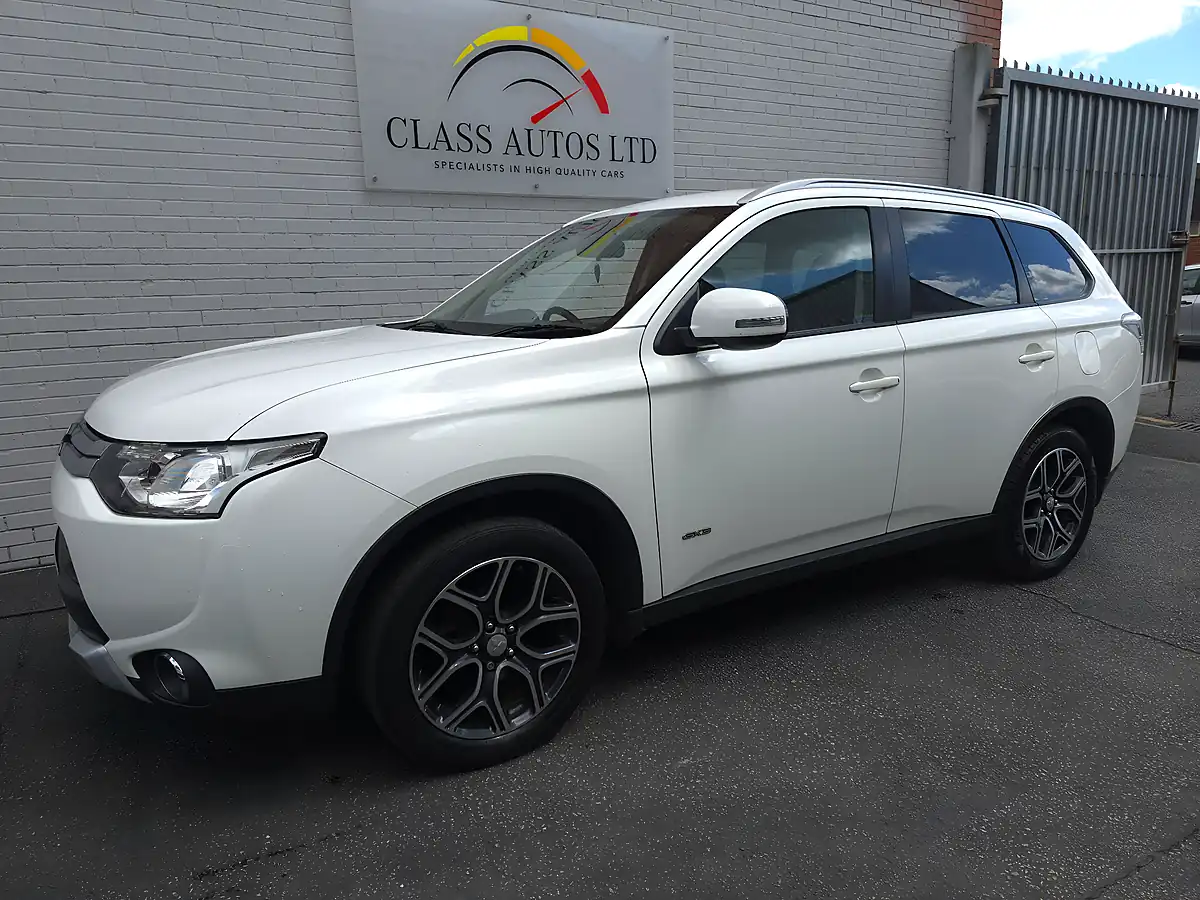 Used 2014 Mitsubishi Outlander Gx3 White - Interior and Exterior details 7