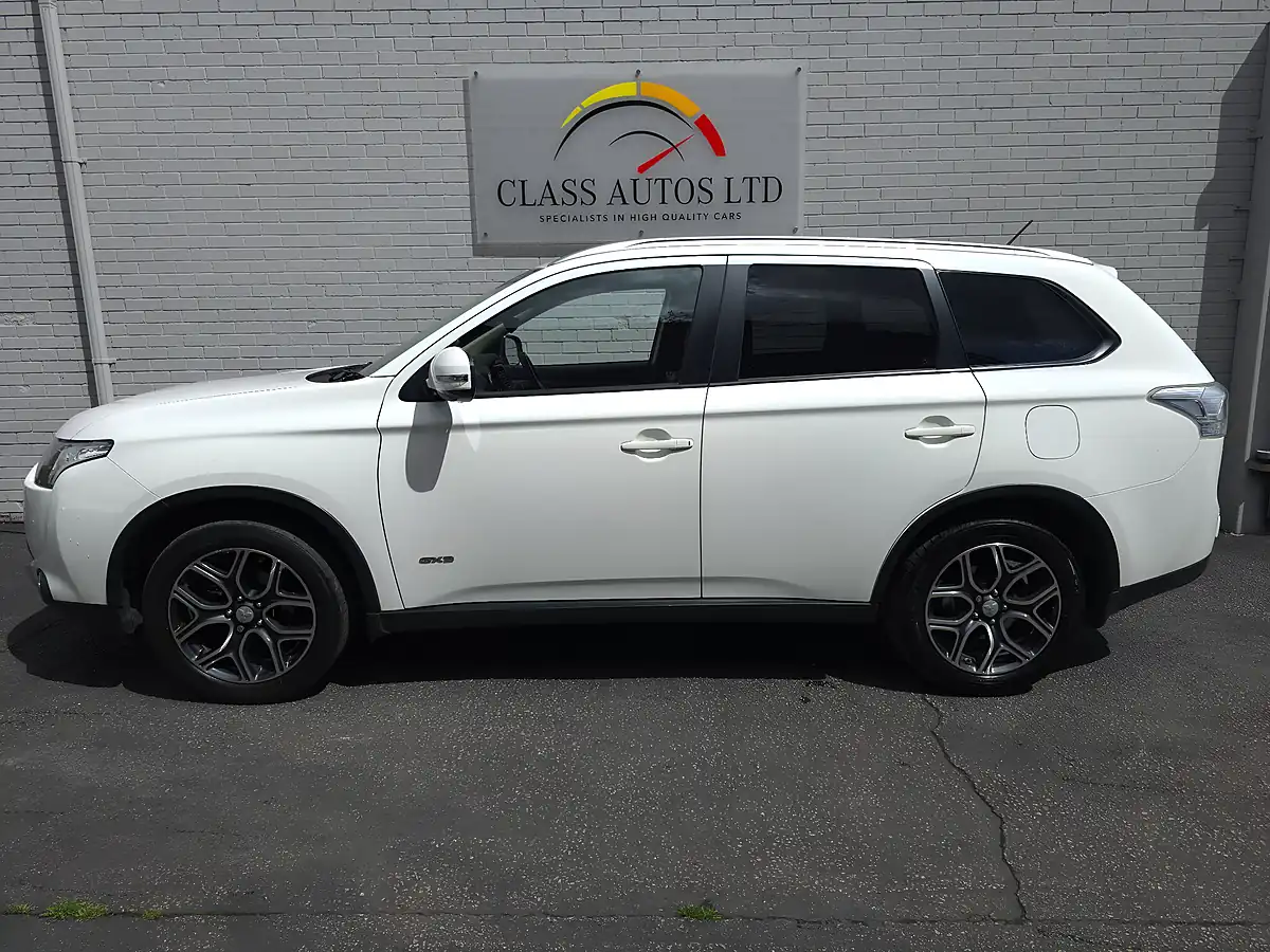 Used 2014 Mitsubishi Outlander Gx3 White - Interior and Exterior details 8