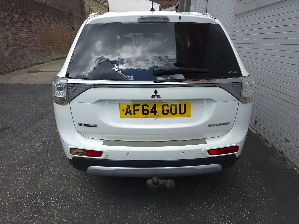 Used 2014 Mitsubishi Outlander Gx3 White - Interior and Exterior details 9