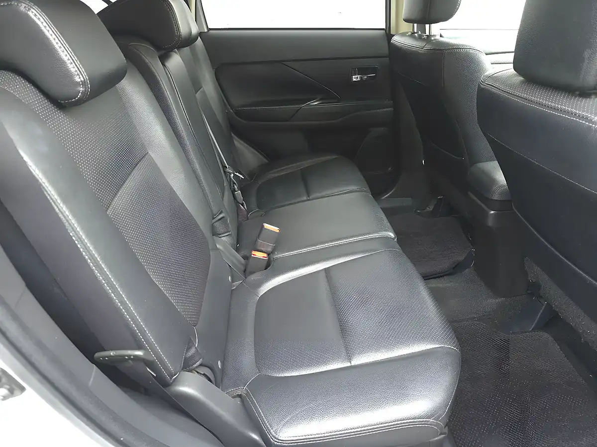 Used 2014 Mitsubishi Outlander Gx4 White - Interior and Exterior details 10