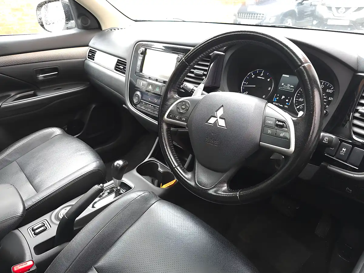 Used 2014 Mitsubishi Outlander Gx4 White - Interior and Exterior details 13