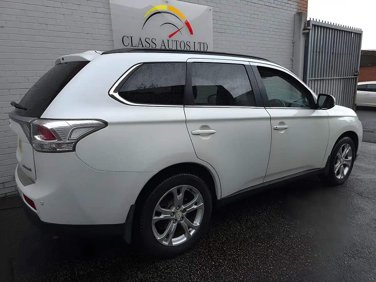 Used 2014 Mitsubishi Outlander Gx4 White - Interior and Exterior details 16