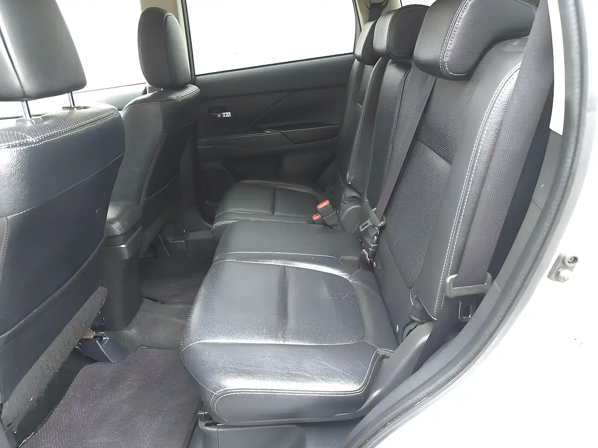 Used 2014 Mitsubishi Outlander Gx4 White - Interior and Exterior details 17