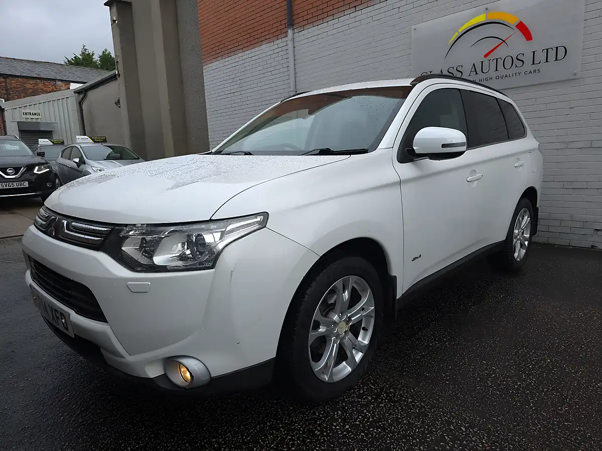 Used 2014 Mitsubishi Outlander Gx4 White - Interior and Exterior details 3