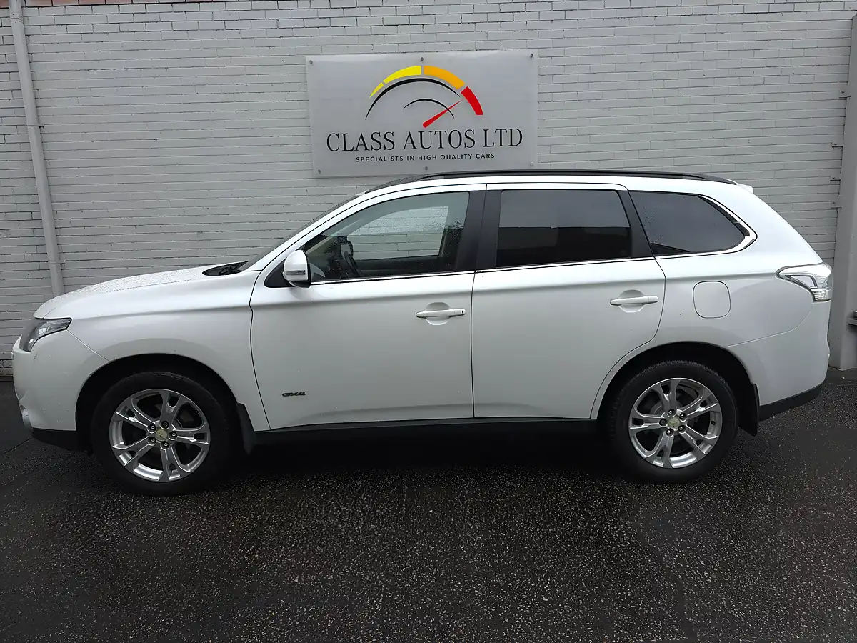 Used 2014 Mitsubishi Outlander Gx4 White - Interior and Exterior details 8