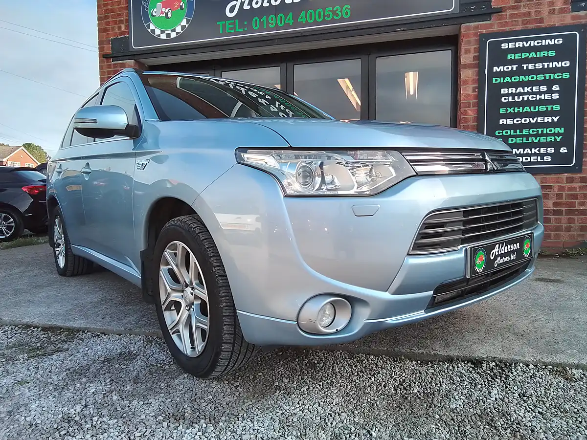 Used 2014 Mitsubishi Outlander GX4h Blue - Interior and Exterior details 10