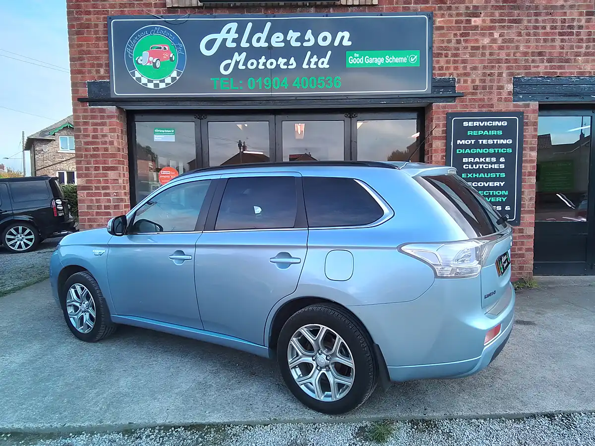 Used 2014 Mitsubishi Outlander GX4h Blue - Interior and Exterior details 15