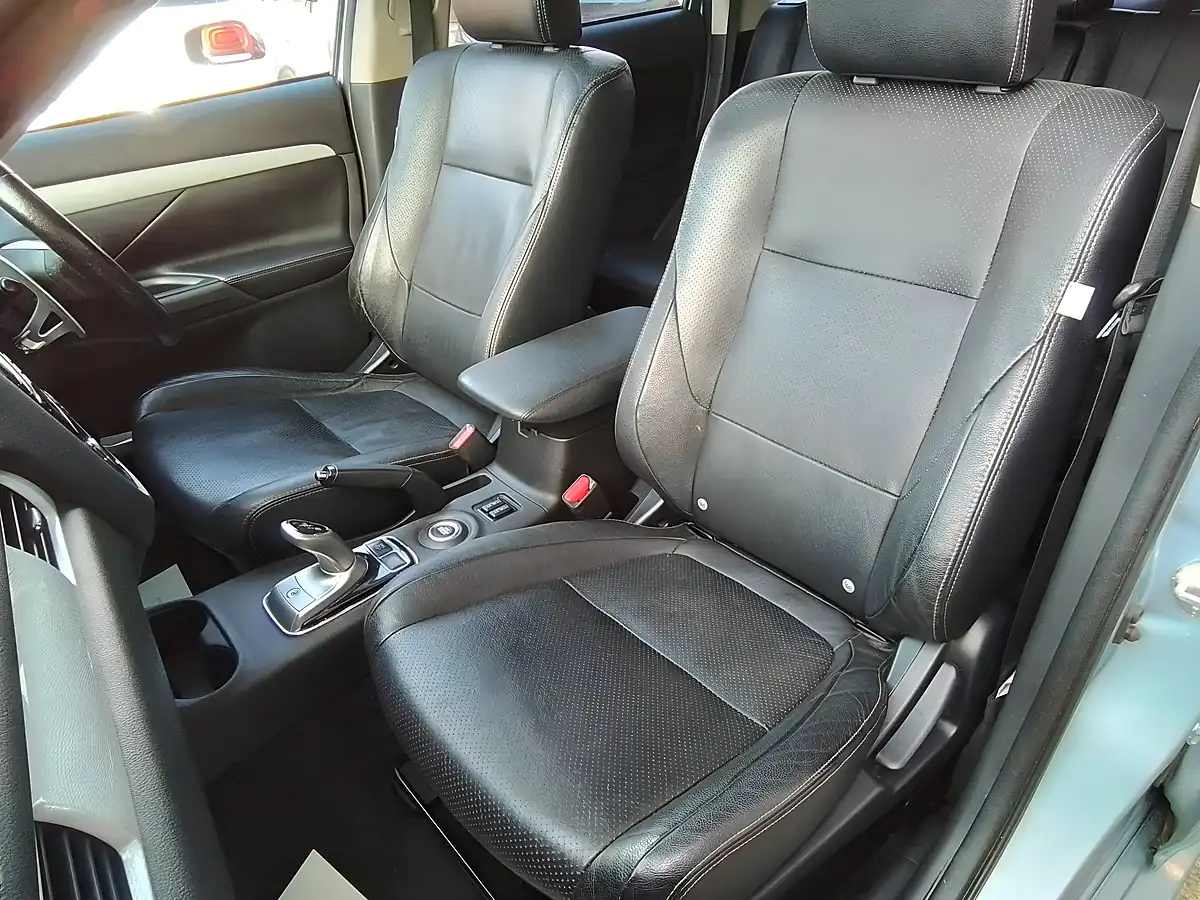 Used 2014 Mitsubishi Outlander GX4h Blue - Interior and Exterior details 18