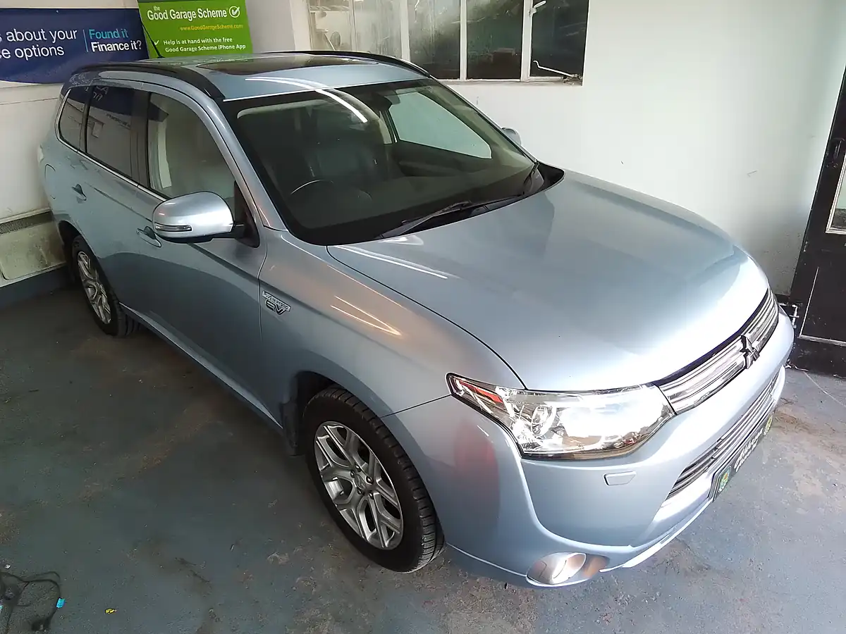 Used 2014 Mitsubishi Outlander GX4h Blue - Interior and Exterior details 4