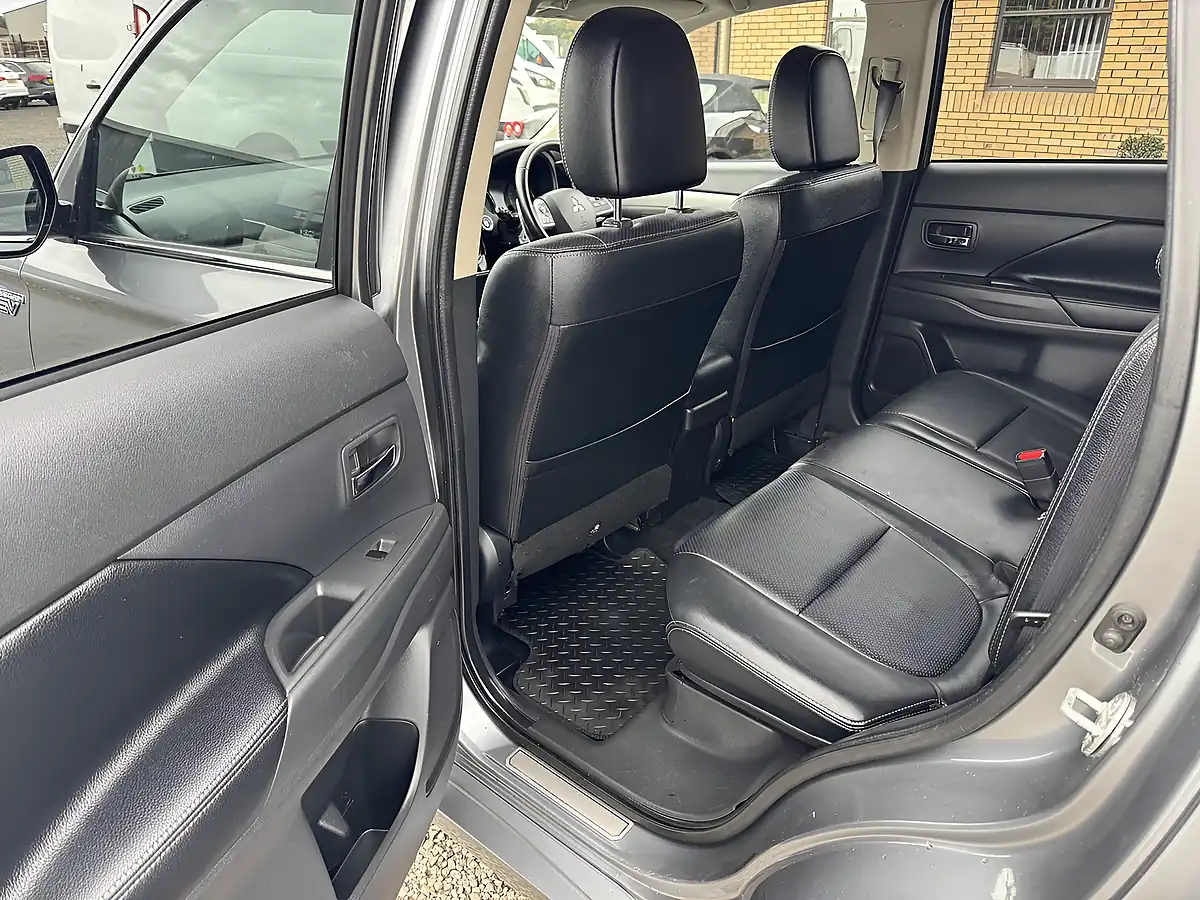 Used 2014 Mitsubishi Outlander GX4h Grey - Interior and Exterior details 10