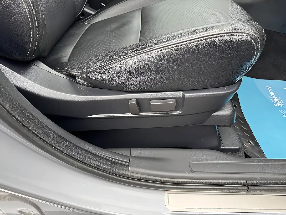 Used 2014 Mitsubishi Outlander GX4h Grey - Interior and Exterior details 14