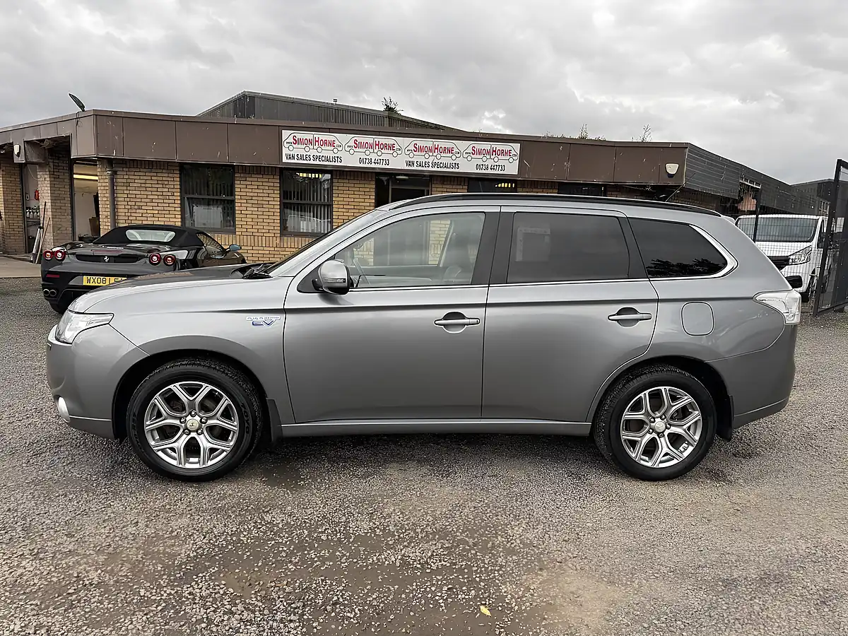 Used 2014 Mitsubishi Outlander GX4h Grey - Interior and Exterior details 8