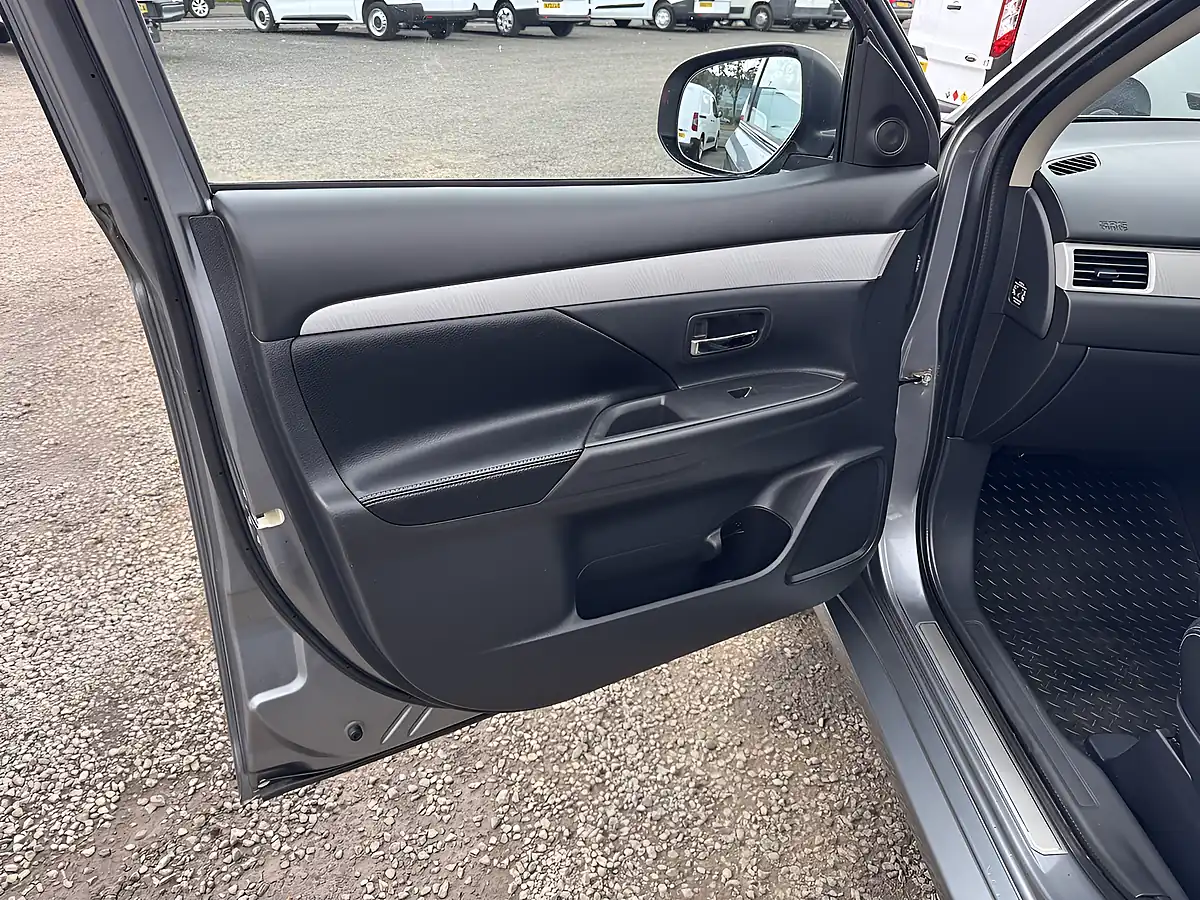 Used 2014 Mitsubishi Outlander GX4h Grey - Interior and Exterior details 9