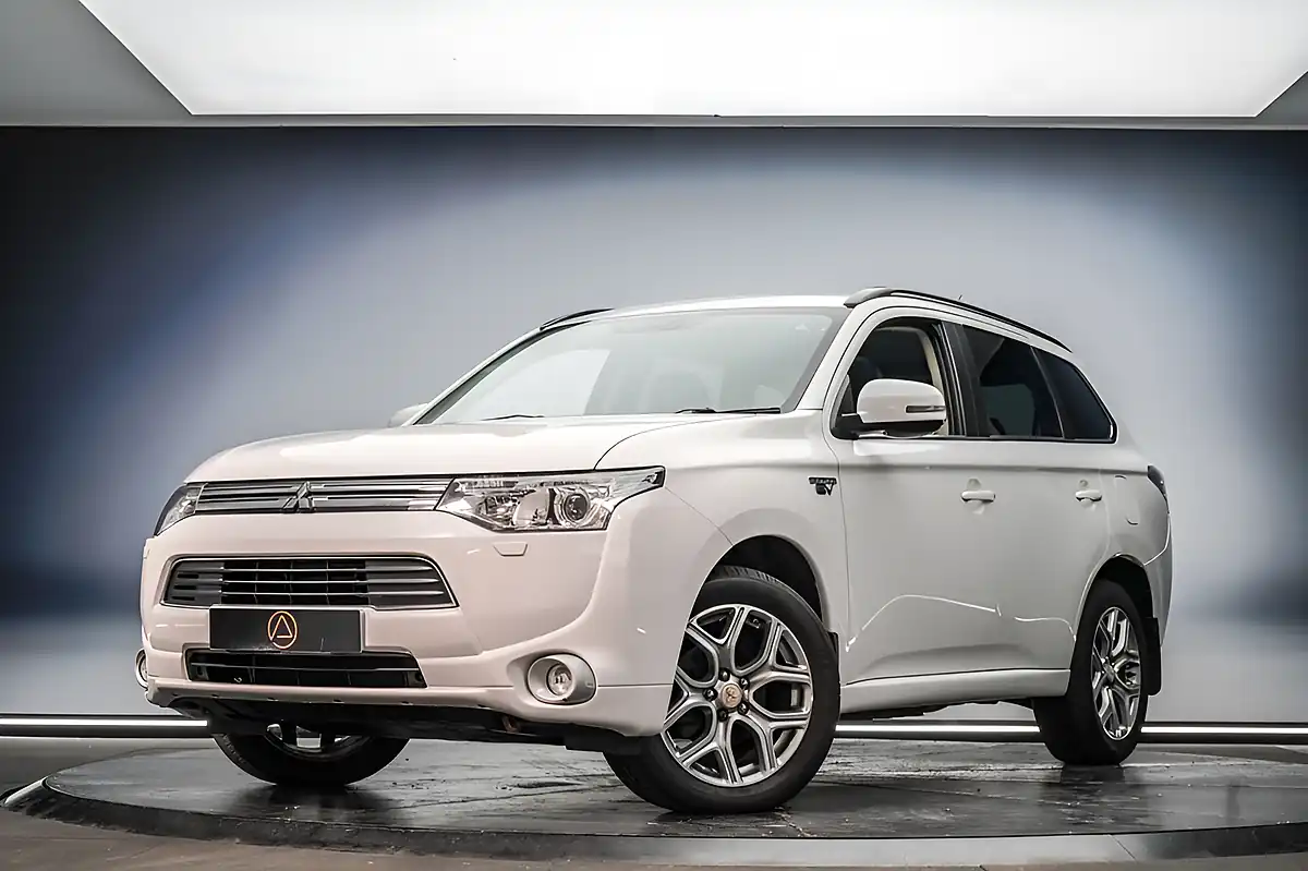 Used 2014 Mitsubishi Outlander GX4h White - Front View