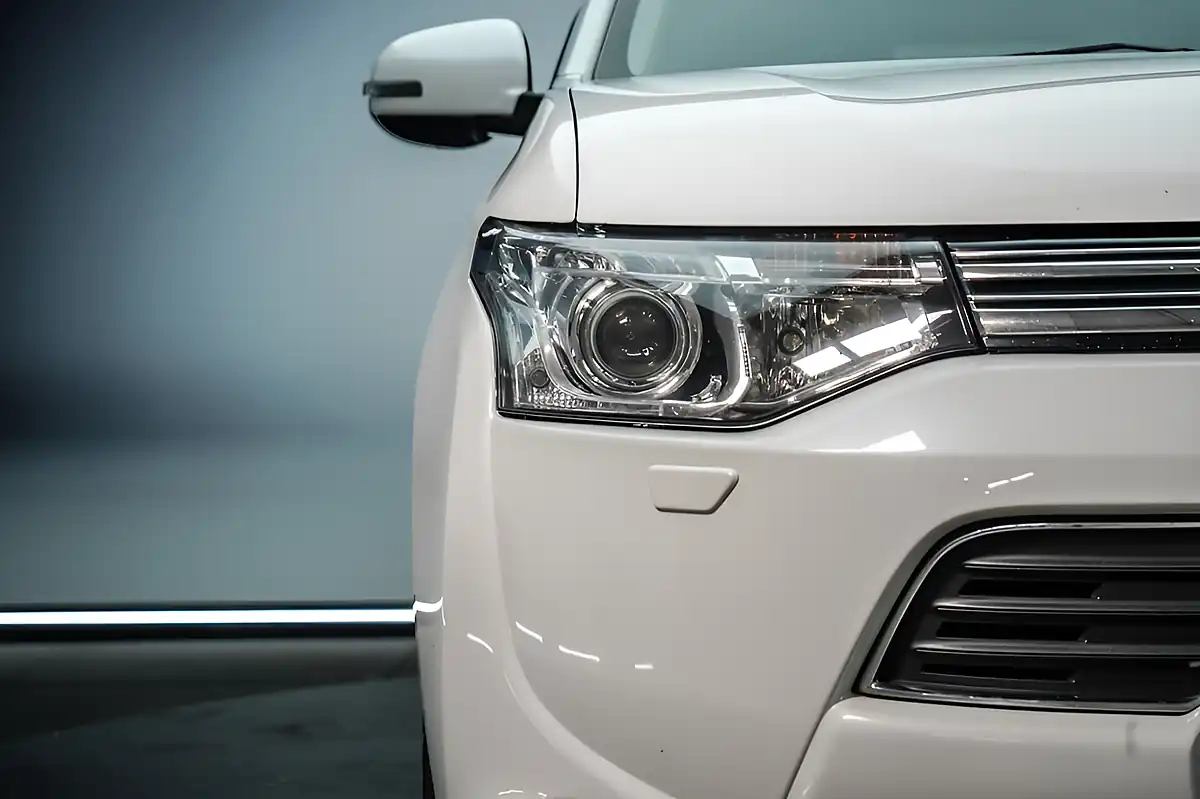 Used 2014 Mitsubishi Outlander GX4h White - Interior and Exterior details 10
