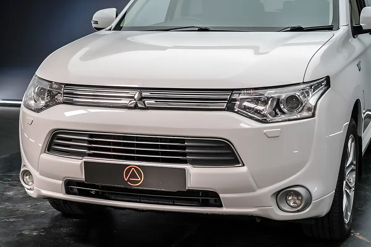 Used 2014 Mitsubishi Outlander GX4h White - Interior and Exterior details 12