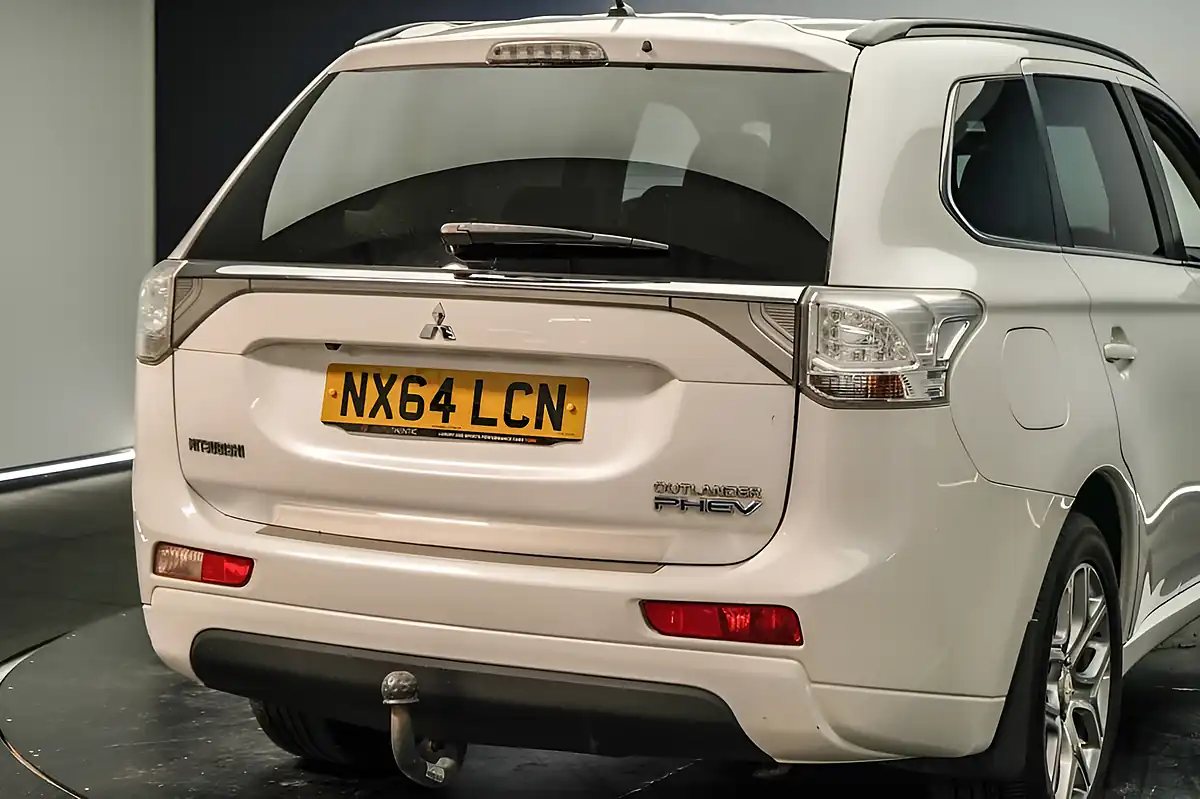 Used 2014 Mitsubishi Outlander GX4h White - Interior and Exterior details 13
