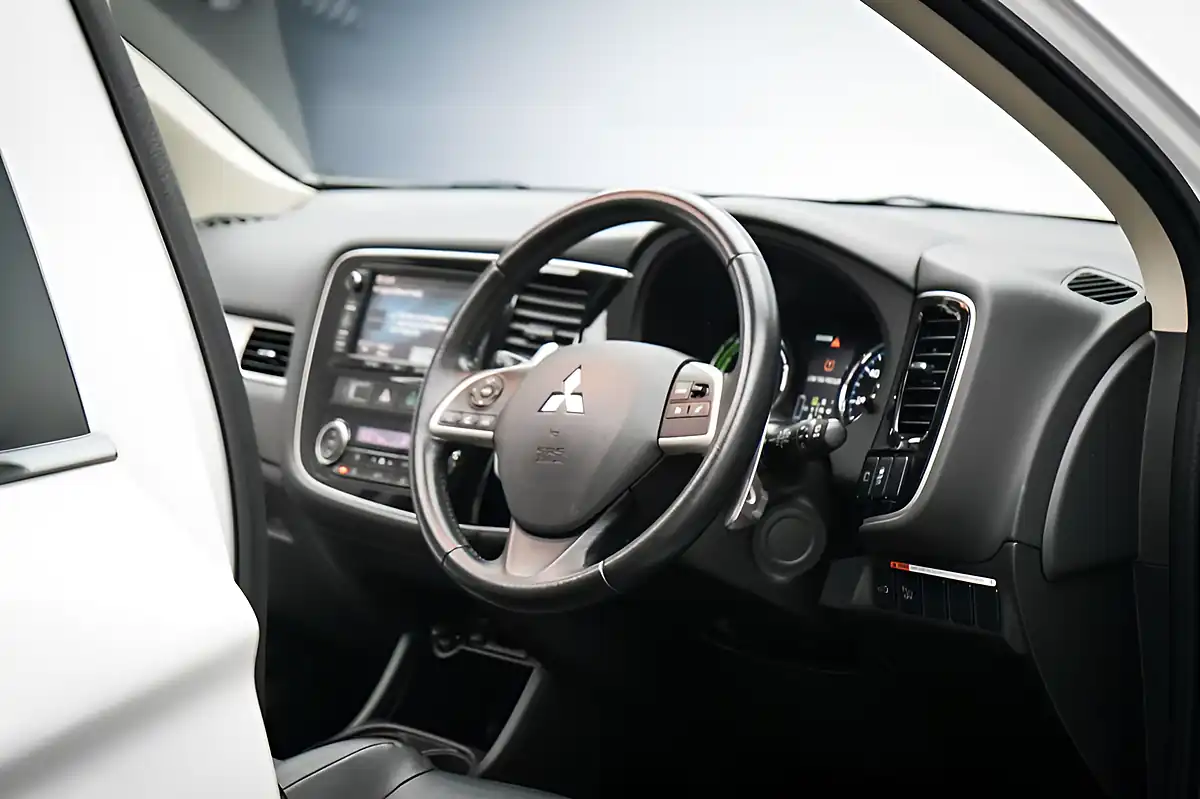 Used 2014 Mitsubishi Outlander GX4h White - Interior and Exterior details 15