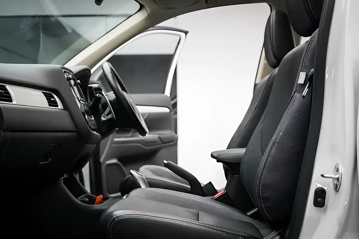 Used 2014 Mitsubishi Outlander GX4h White - Interior and Exterior details 16
