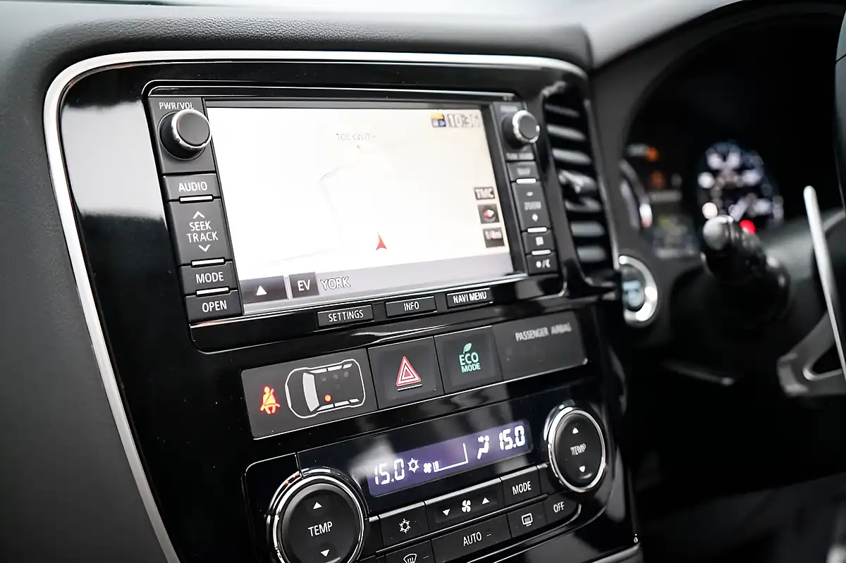Used 2014 Mitsubishi Outlander GX4h White - Interior and Exterior details 18