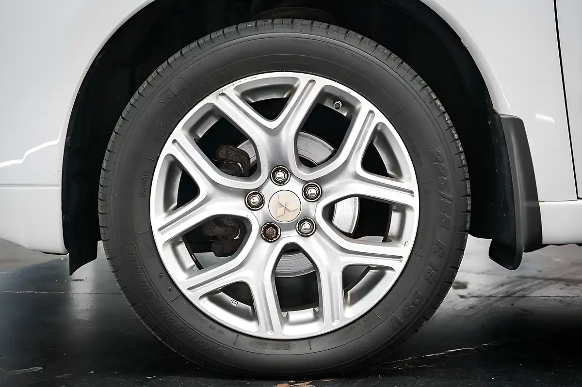 Used 2014 Mitsubishi Outlander GX4h White - Interior and Exterior details 19