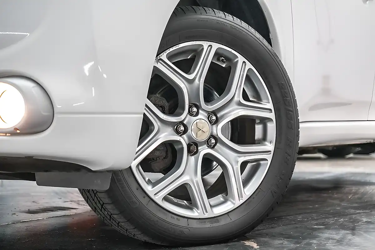 Used 2014 Mitsubishi Outlander GX4h White - Interior and Exterior details 2