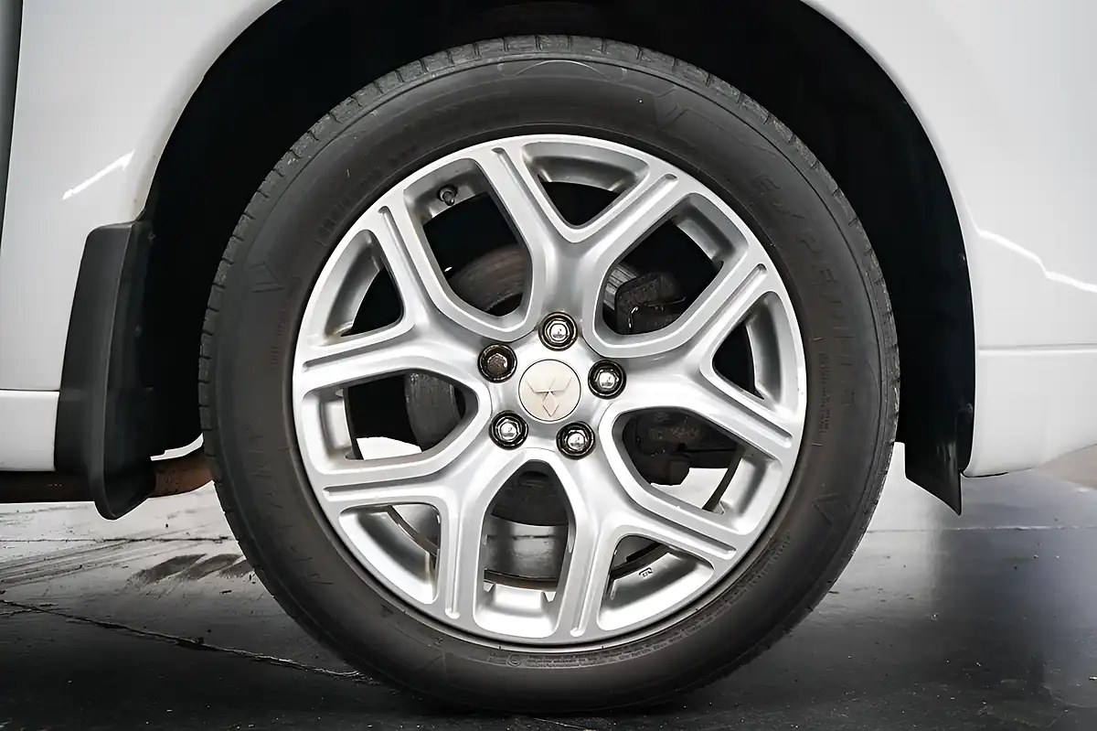 Used 2014 Mitsubishi Outlander GX4h White - Interior and Exterior details 20