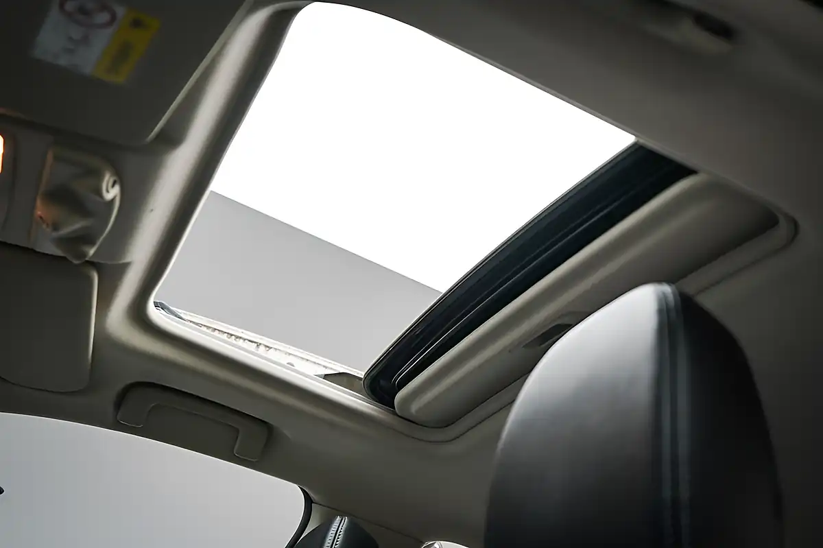 Used 2014 Mitsubishi Outlander GX4h White - Interior and Exterior details 3