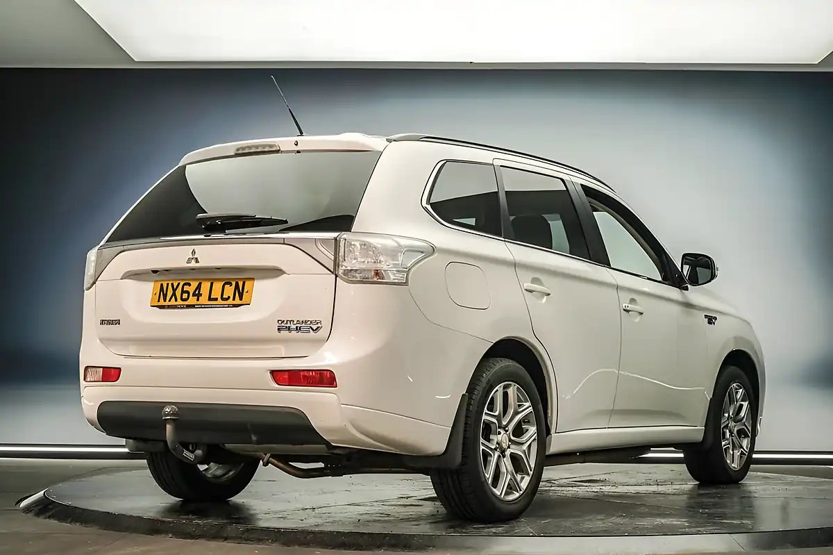 Used 2014 Mitsubishi Outlander GX4h White - Interior and Exterior details 4