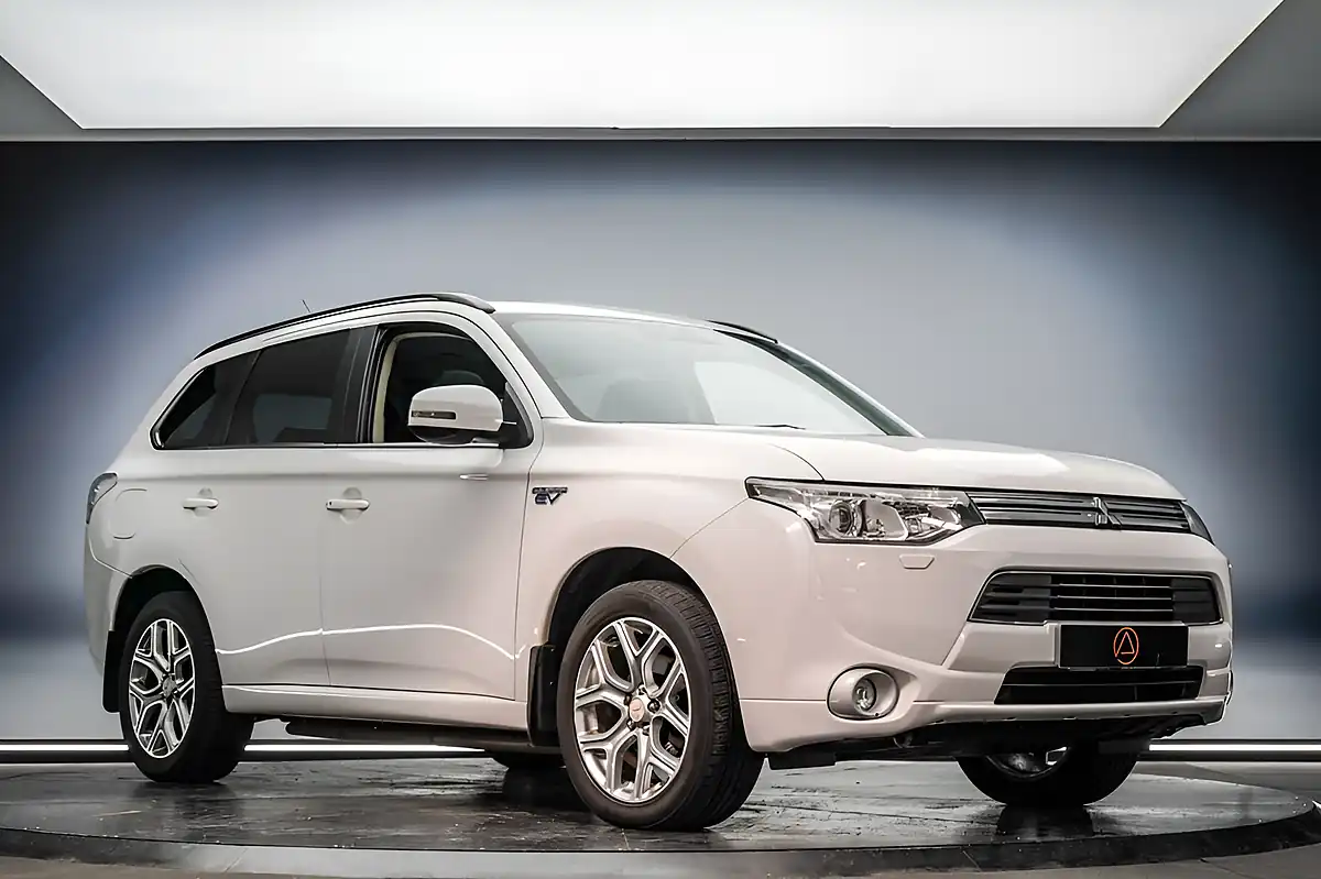 Used 2014 Mitsubishi Outlander GX4h White - Interior and Exterior details 6