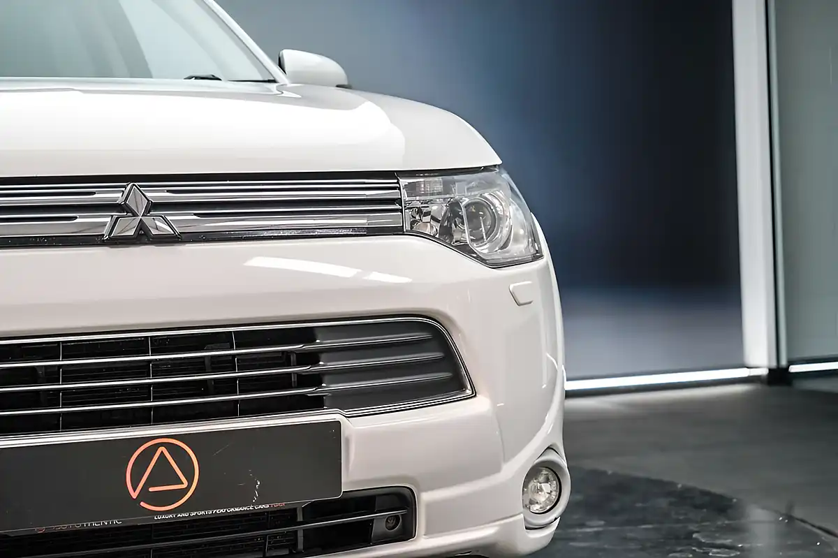 Used 2014 Mitsubishi Outlander GX4h White - Interior and Exterior details 7