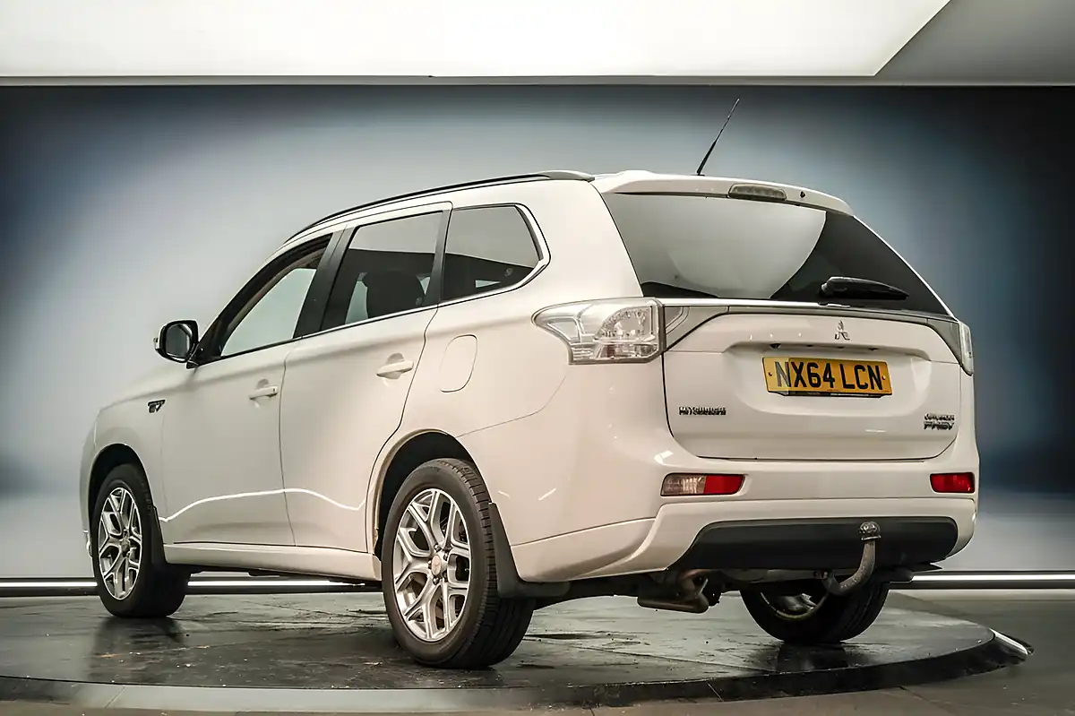 Used 2014 Mitsubishi Outlander GX4h White - Interior and Exterior details 8