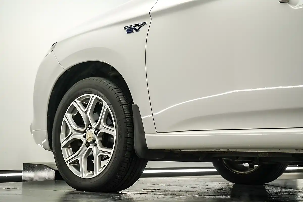 Used 2014 Mitsubishi Outlander GX4h White - Interior and Exterior details 9