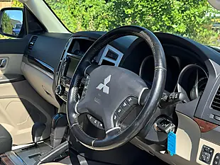 Used 2014 Mitsubishi Shogun SG3 Brown - Interior and Exterior details 10