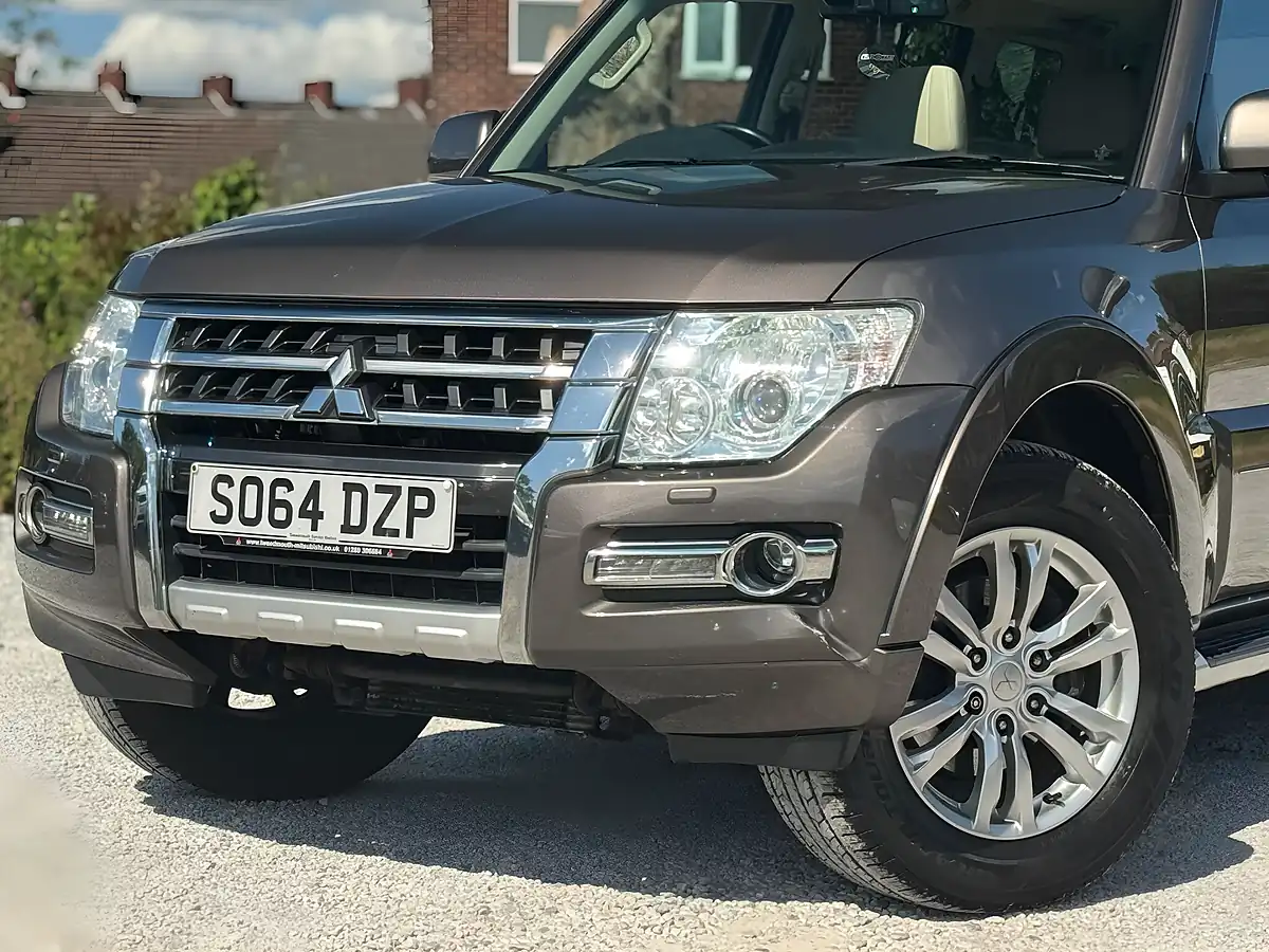 Used 2014 Mitsubishi Shogun SG3 Brown - Interior and Exterior details 17