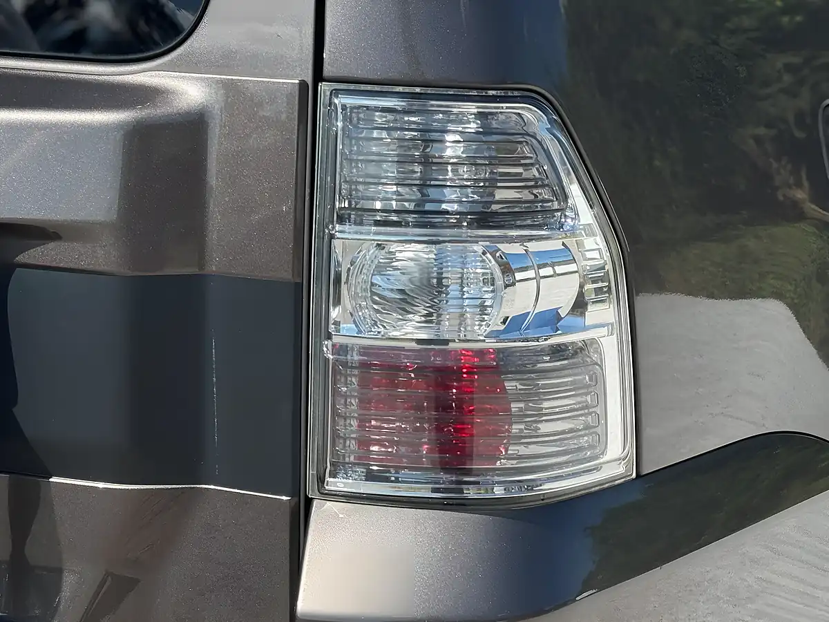 Used 2014 Mitsubishi Shogun SG3 Brown - Interior and Exterior details 19