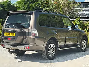 Used 2014 Mitsubishi Shogun SG3 Brown - Interior and Exterior details 9
