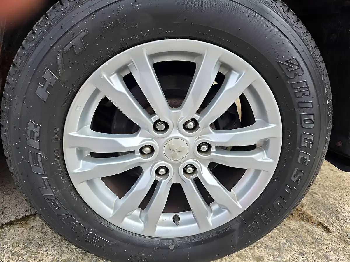 Used 2014 Mitsubishi Shogun SG3 Grey - Interior and Exterior details 15