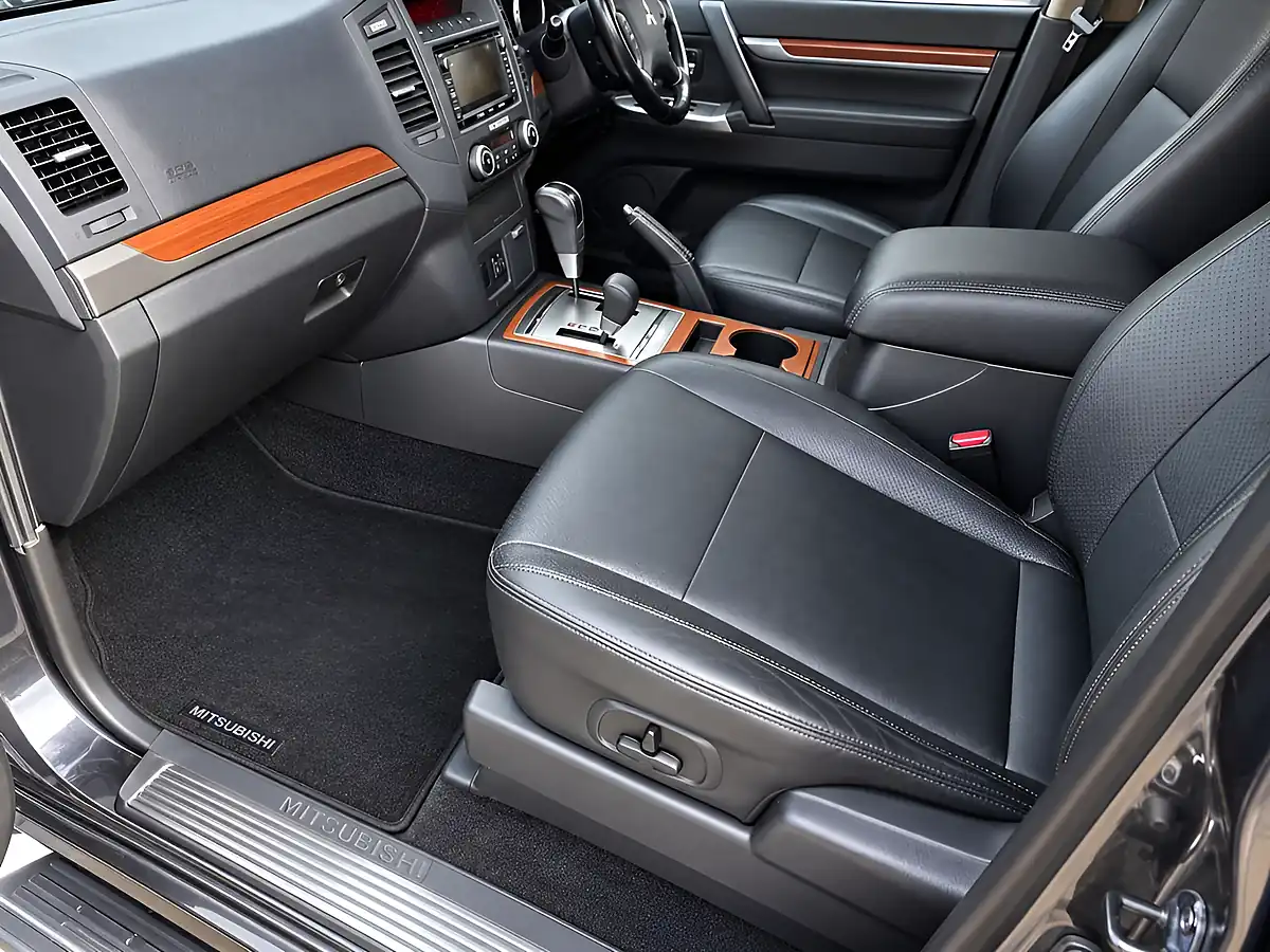 Used 2014 Mitsubishi Shogun SG3 Grey - Interior and Exterior details 17