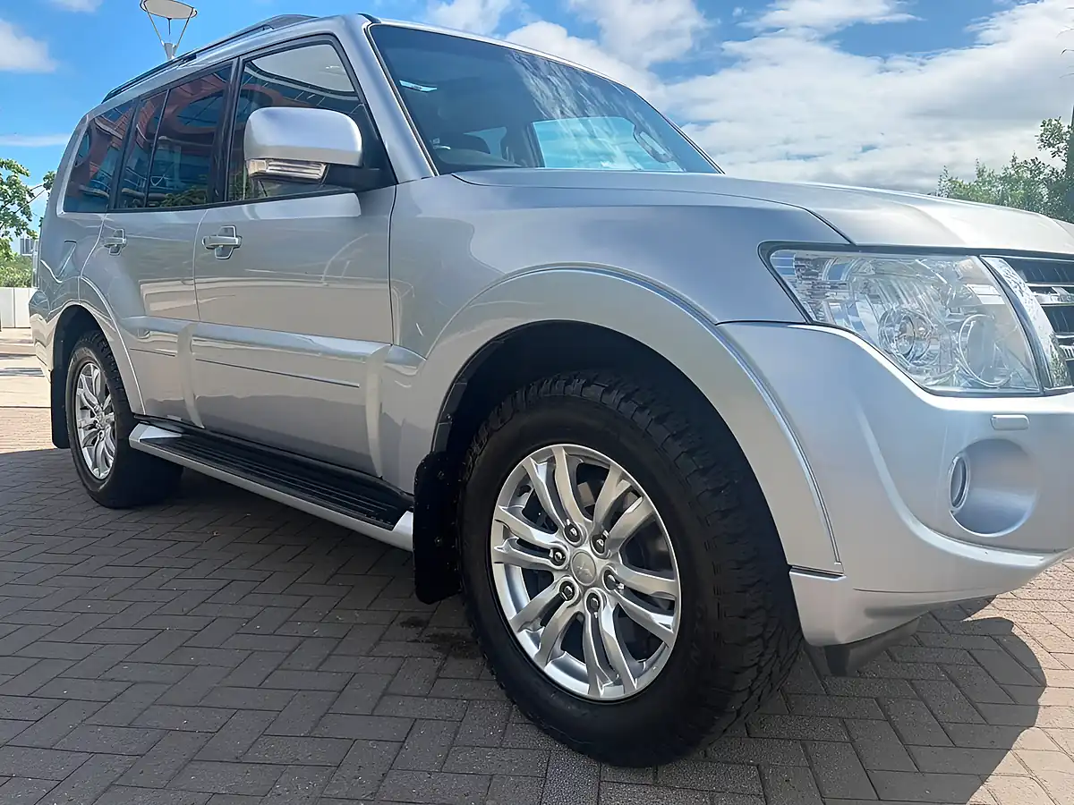 Used 2014 Mitsubishi Shogun SG3 Silver - Interior and Exterior details 11
