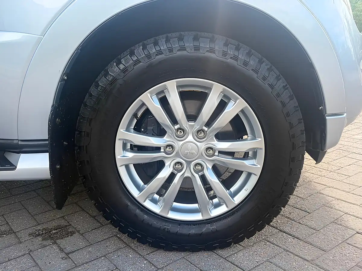 Used 2014 Mitsubishi Shogun SG3 Silver - Interior and Exterior details 12
