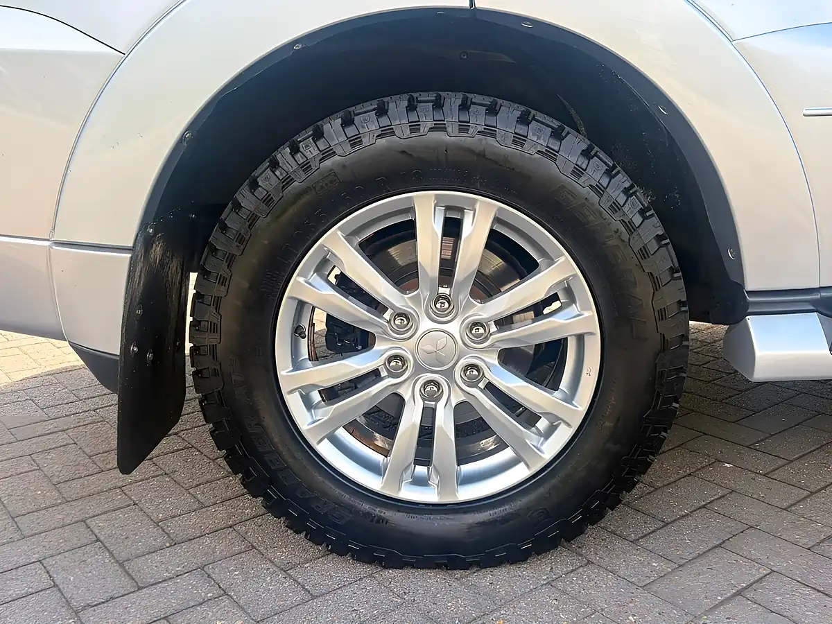 Used 2014 Mitsubishi Shogun SG3 Silver - Interior and Exterior details 13
