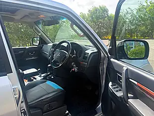 Used 2014 Mitsubishi Shogun SG3 Silver - Interior and Exterior details 17