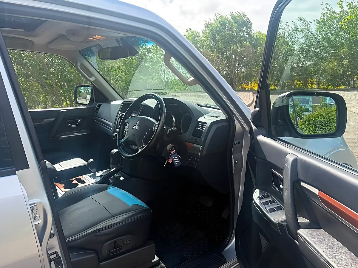 Used 2014 Mitsubishi Shogun SG3 Silver - Interior and Exterior details 17