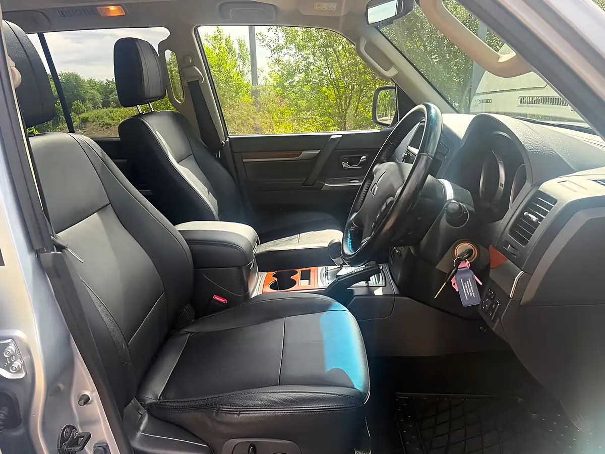 Used 2014 Mitsubishi Shogun SG3 Silver - Interior and Exterior details 18