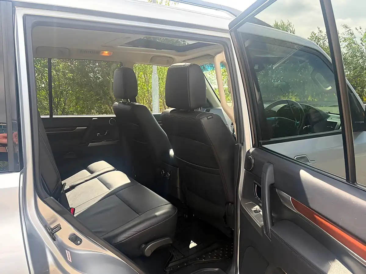 Used 2014 Mitsubishi Shogun SG3 Silver - Interior and Exterior details 19