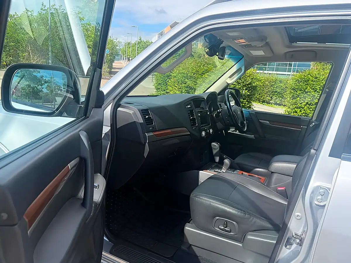 Used 2014 Mitsubishi Shogun SG3 Silver - Interior and Exterior details 20