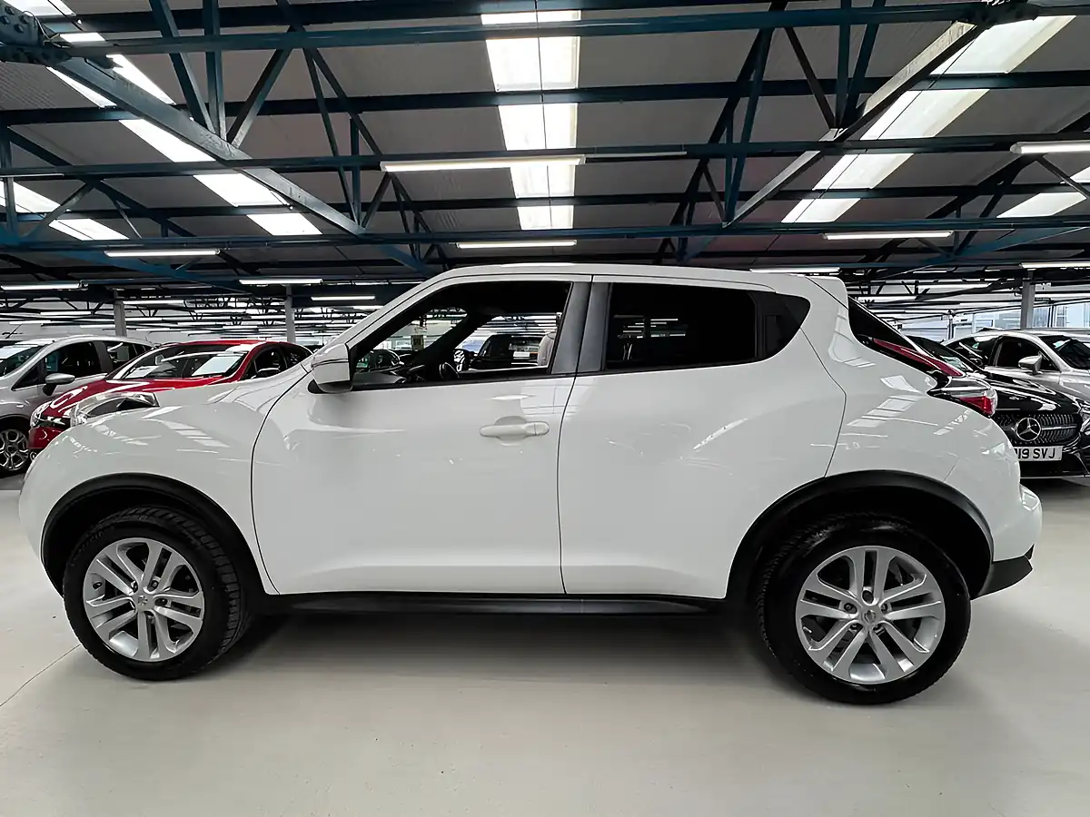 Used 2014 Nissan Juke Acenta Premium White - Interior and Exterior details 12